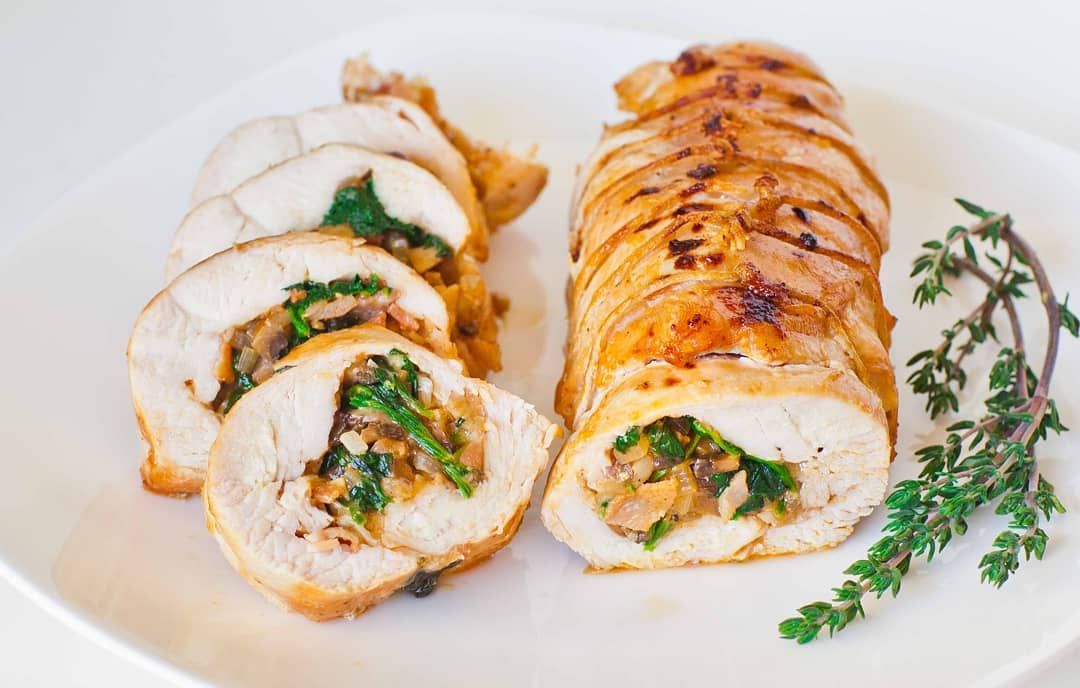 Рулет из индейки с сухофруктами и орехами